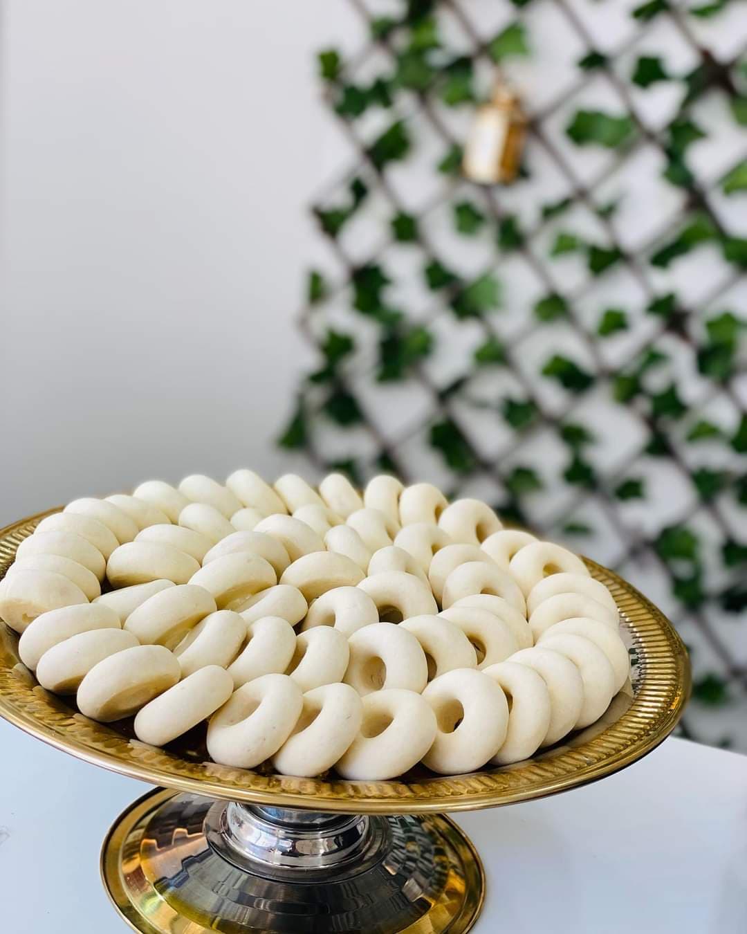 Kaak Warka Nesri dressés sur un plateau en laiton — pâtisserie signature de Pika