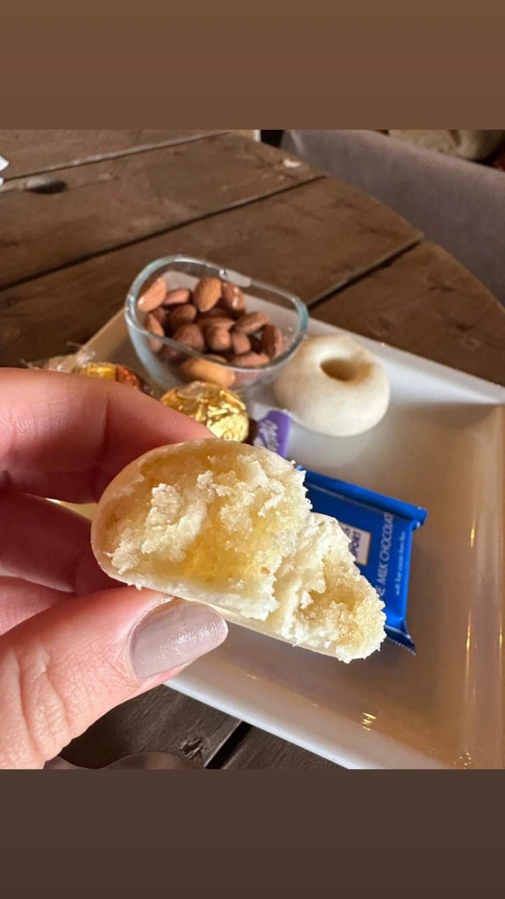 Kaak Warka tenu à la main — texture artisanale et finition poudrée